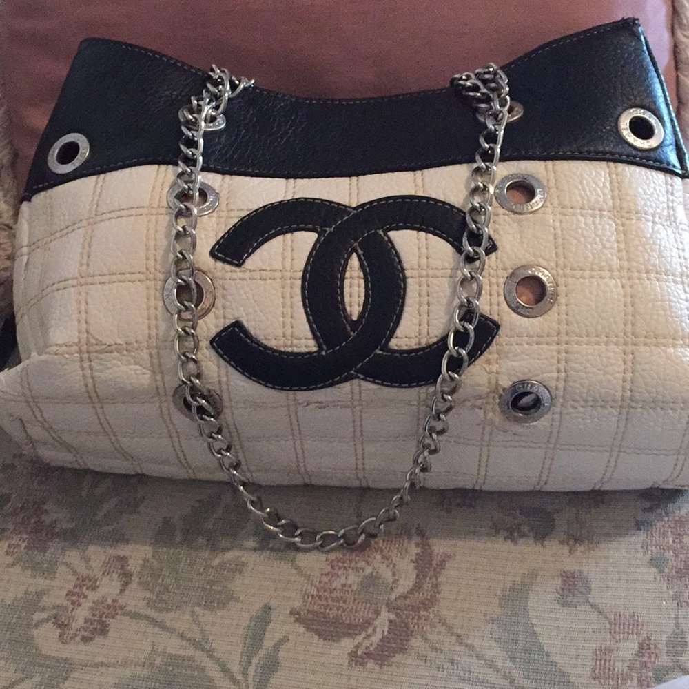 Hold for chanelmithmead Vintage quilted Bag.